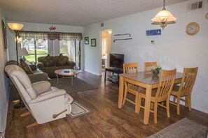 Huoneisto | Olohuone | Taulutelevisio, takka