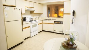 Appart'hôtel | Cuisine privée | Cafetière/bouilloire, réfrigérateur, micro-ondes, four