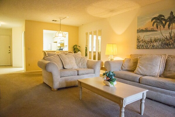 Apartment | Wohnzimmer | Flachbildfernseher, DVD-Player