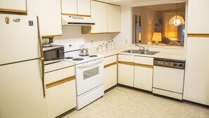 Appart'hôtel | Cuisine privée | Cafetière/bouilloire, réfrigérateur, micro-ondes, four