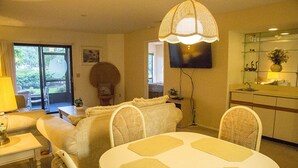 Appart'hôtel | Cuisine privée | Cafetière/bouilloire, réfrigérateur, micro-ondes, four