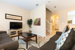 Apartment | Living room | Flat-screen TV - Pritchett's Paradise (Kissimmee)