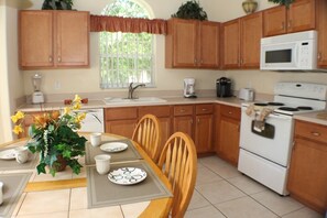 Rumah | Dapur pribadi | Lemari es, microwave, oven, dan mesin pencuci piring