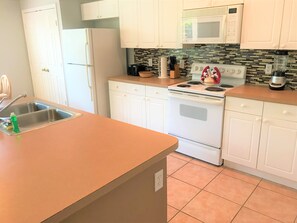 Ferienhaus | Eigene Küche | Kühlschrank, Mikrowelle, Ofen, Geschirrspüler