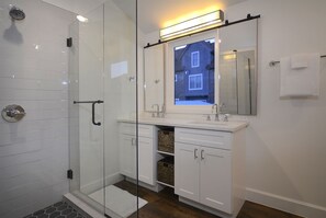 Ensemble douche/baignoire, sĂšche-cheveux, serviettes fournies