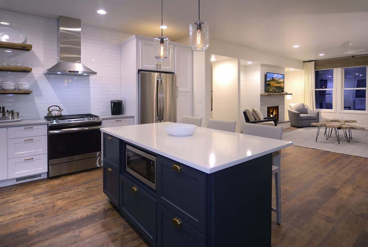 Réfrigérateur, four à micro-ondes, un four, surface de cuisson