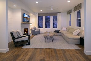 Een televisie en een open haard