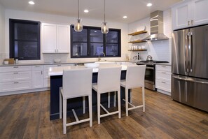 Een koelkast, een magnetron, een oven, een kookplaat