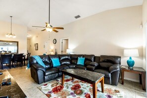 Villa | Wohnzimmer | Flachbildfernseher, Kamin