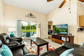 Vila | Ruang keluarga | TV layar datar dan perapian