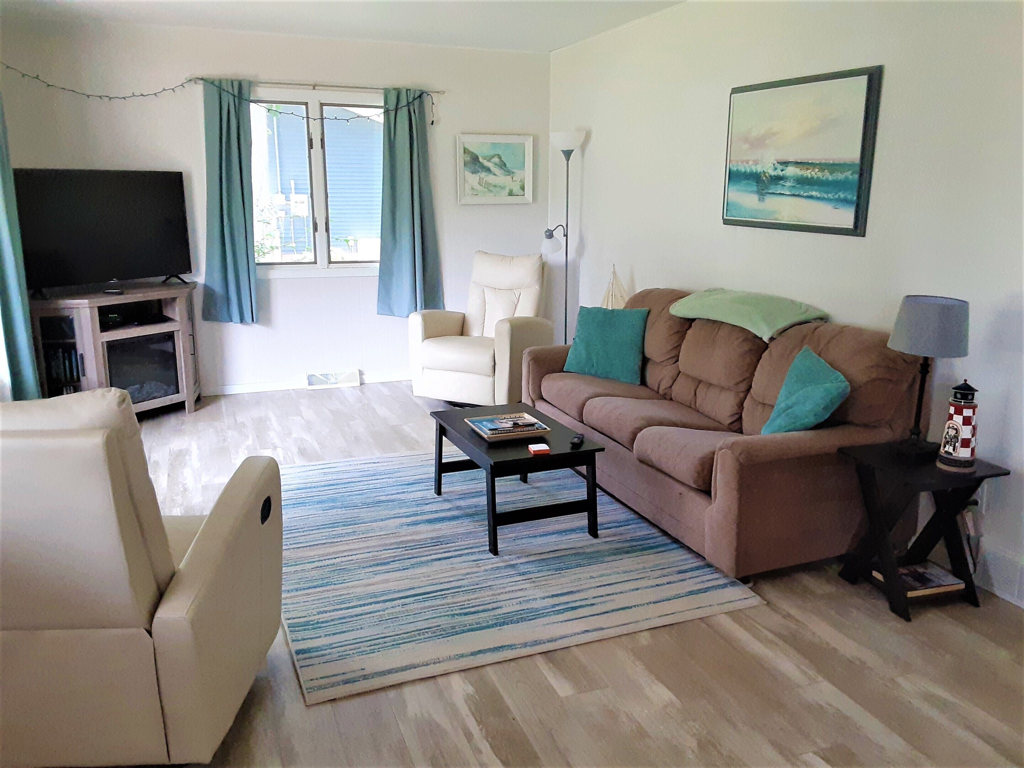 Enjoy Pool Table, Games, Portable PuttPutt, Firepit. Walk to Boat rental/launch