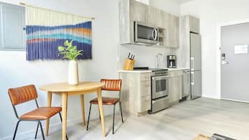Studio, 1 giường cỡ queen | Bếp riêng | Tủ lạnh, ấm điện, lò nướng bánh mì, dụng cụ nấu nướng/bát dĩa/dao nĩa