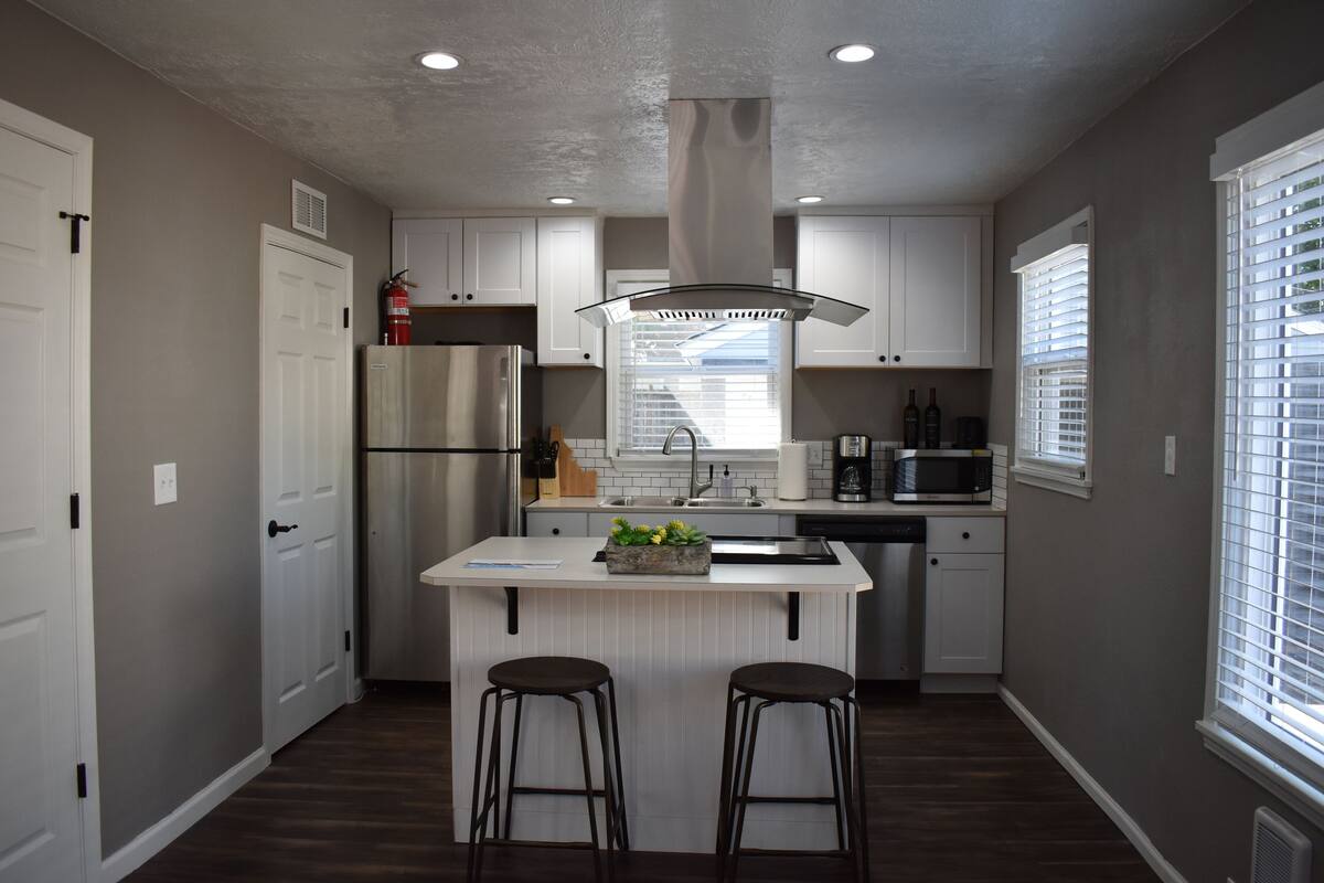 Full-sized fridge, microwave, oven, stovetop