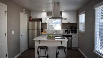 Full-sized fridge, microwave, oven, stovetop