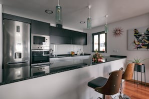 Kühlschrank, Mikrowelle, Ofen, Herdplatte