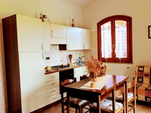 Refrigerador, horno, parrilla de estufa y utensilios de cocina 