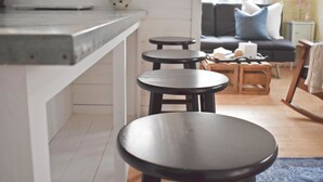 In-room dining - Richmond (Shoreline)