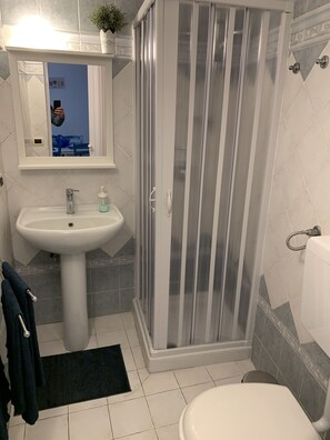 Shower, towels, shampoo, toilet paper