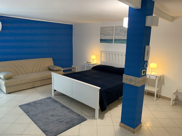 1 camera, ferro/asse da stiro