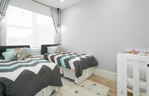 5 bedrooms, iron/ironing board, WiFi, bed sheets