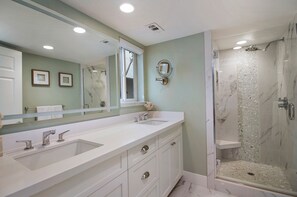 Ensemble douche/baignoire, sèche-cheveux, serviettes fournies, savon