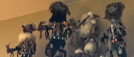 Una pared con varias figuritas exhibidas en estantes.
