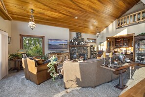 42-inch TV with satellite channels, Netflix, Hulu - The Inn on Bigfork Bay (Bigfork)