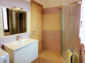 淋浴設備、風筒、坐浴桶、提供毛巾