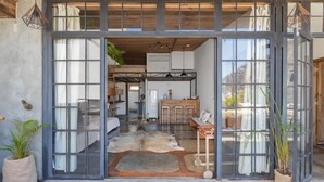 A modern interior with a kitchen, dining area, and living space. - Ipanema Hills 7 Ensuites (Rio de Janeiro)