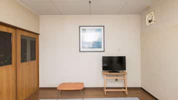 Western Room with Shared Washroom - Single (Smoking) | Free WiFi, bed sheets