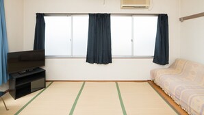 ห้องทราดิชันนัลทริปเปิล, สูบบุหรี่ได้, ห้องน้ำรวม | Wi-Fi ฟรี, ผ้าปูที่นอน