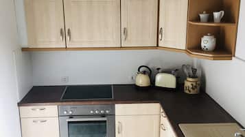 Een koelkast, een oven, een kookplaat, een vaatwasser