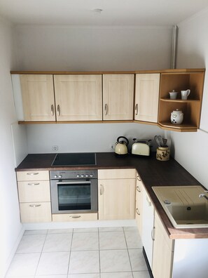 Jääkaappi, uuni, liesi, astianpesukone