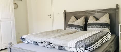 2 chambres, lit de bébé portatif, Wi-Fi, literie fournie