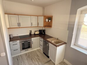 Fridge, oven, stovetop, dishwasher - Living in a country house near Bautzen/ OT Doberschau (up to 4 persons; vacation apartment) (Doberschau)