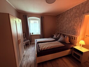 2 makuuhuonetta, vauvan matkasänky, Wi-Fi, vuodevaatteet