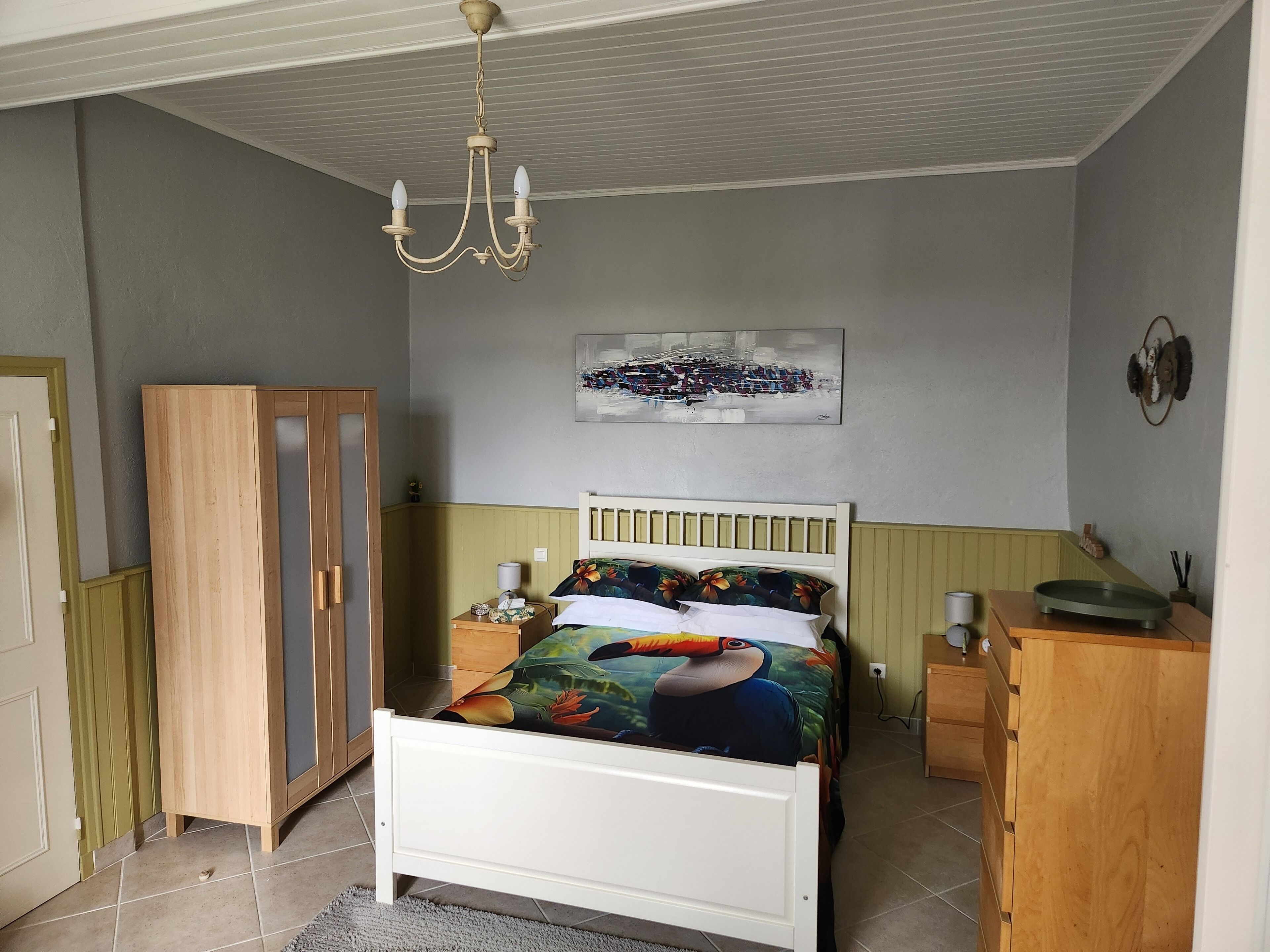 2 chambres, coffres-forts dans les chambres, fer et planche à repasser