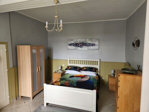 2 soverom, safe på rommet, strykejern/-brett og reiseseng for barn