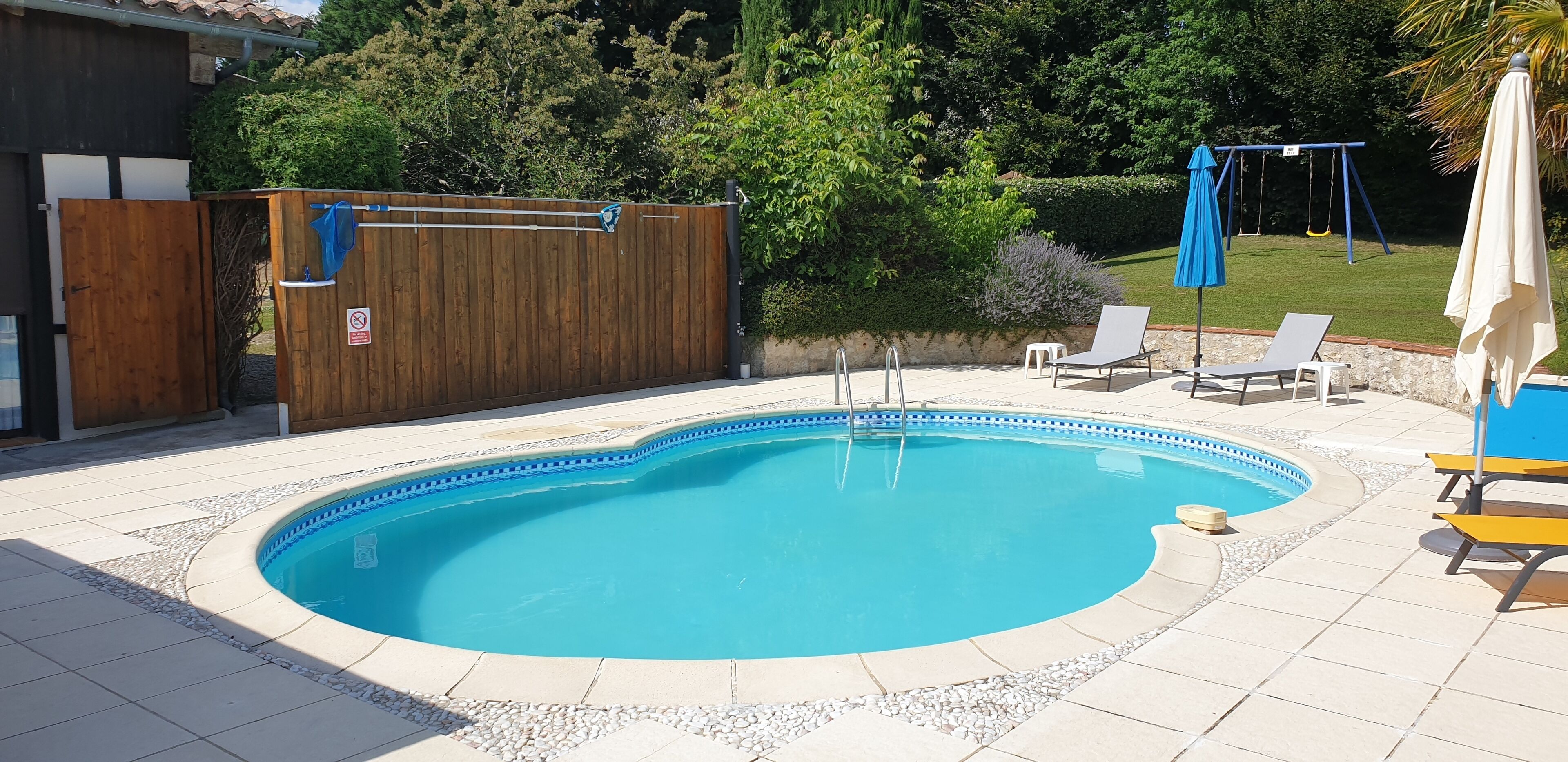 Piscine extérieure, chaises longues