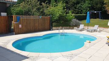 Piscine extérieure, chaises longues
