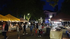 An outdoor market at night with various stalls and people walking around. - Gîte du Silence - Stylish gîte in beautiful French countryside (Coulx)