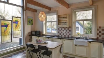 Een koelkast, een magnetron, een kookplaat, een vaatwasser