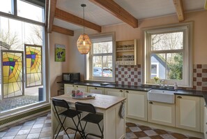 Een koelkast, een magnetron, een kookplaat, een vaatwasser