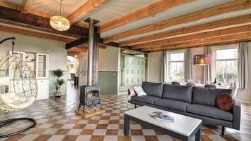 Een smart-tv, een open haard en boeken