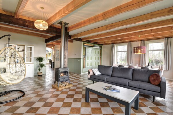 Een smart-tv, een open haard en boeken