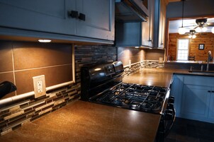 Casa família | Cozinha privada | Geladeira, micro-ondas, fogão, cooktop