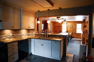 Casa família | Cozinha privada | Geladeira, micro-ondas, fogão, cooktop