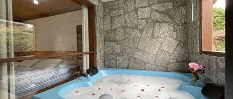 Romantik-dobbeltværelse | Minibar, mørklægningsgardiner, gratis Wi-Fi, sengetøj