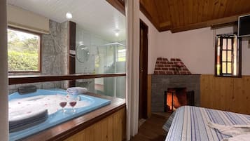 Rómantískt herbergi með tvíbreiðu rúmi | Míníbar, myrkratjöld/-gardínur, ókeypis þráðlaus nettenging, rúmföt
