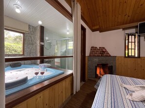 Romantiskt dubbelrum | Minibar, mörkläggningsgardiner, gratis wi-fi och sängkläder